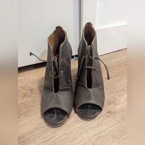 J Shoes "Vivienne" Tongue-less Wooden Heeled Open Toed Shoes